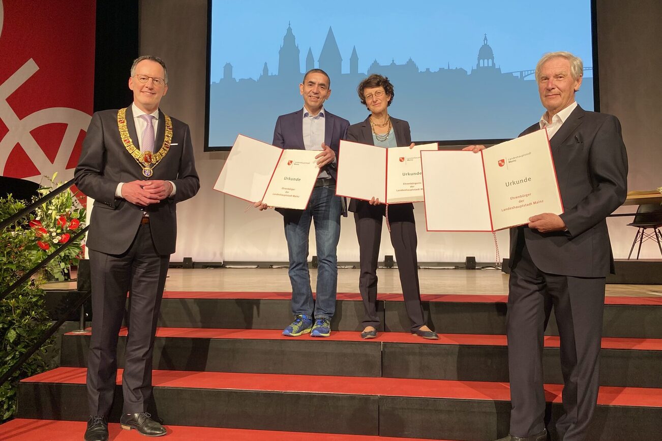 Die neue Ehrenbürgerin, die neuen Ehrenbürger und der Oberbürgermeister.