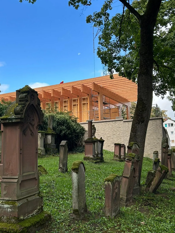 Holzgerüst des entstehenden Besuchszentrums am Alten Jüdischen Friedhof