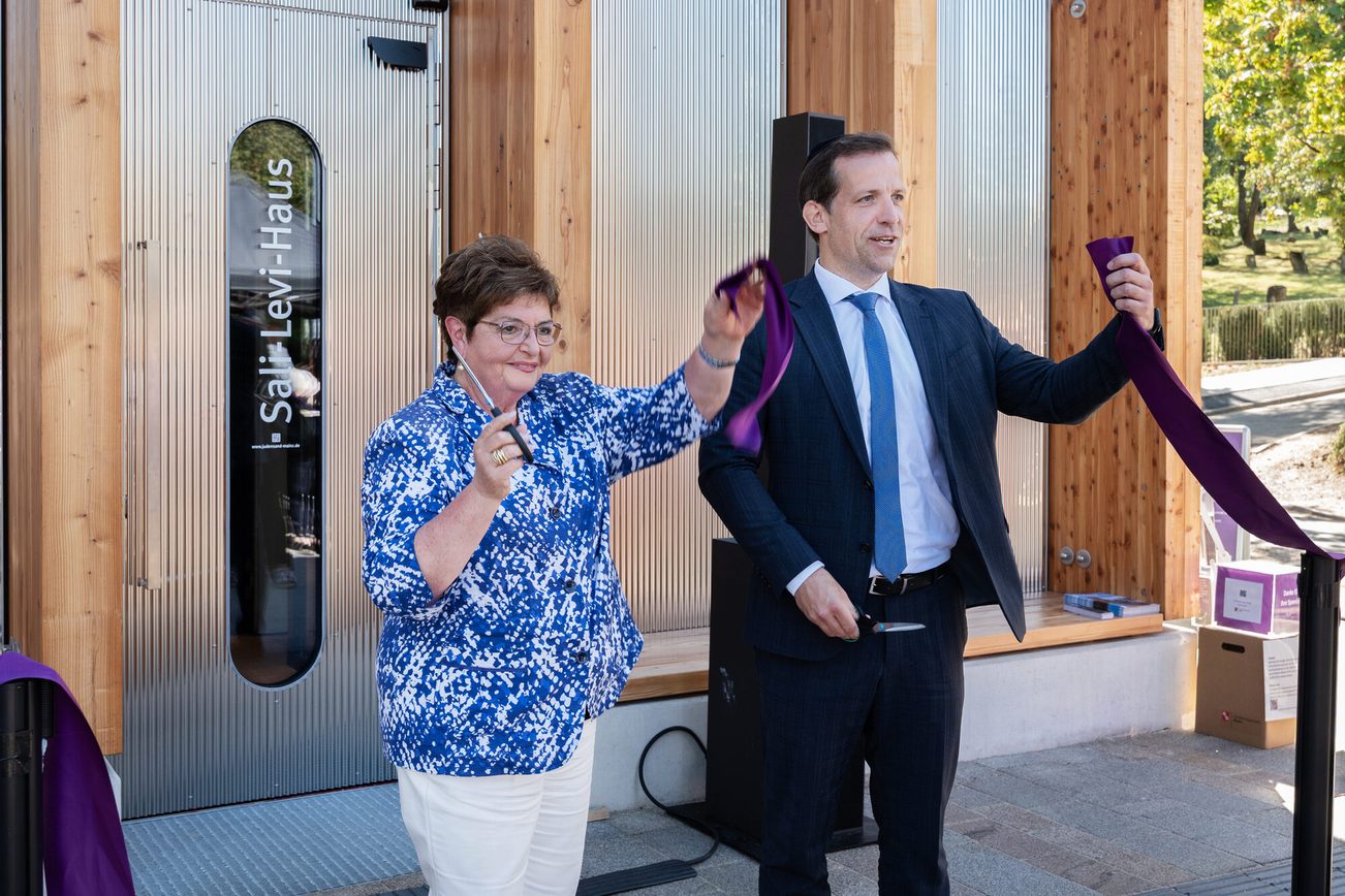 Anna Kischner, Vorsitzende der Jüdischen Kultusgemeinde Mainz-Rheinhessen, und Oberbürgermeister Nino Haase bei feierlicher Durchtrennung des Eröffnungsbandes