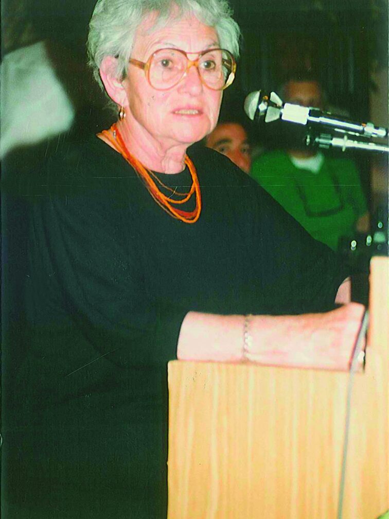 Ruth Eis, z domu Levi, przemawia podczas Tygodnia Spotkań w 1991 r.