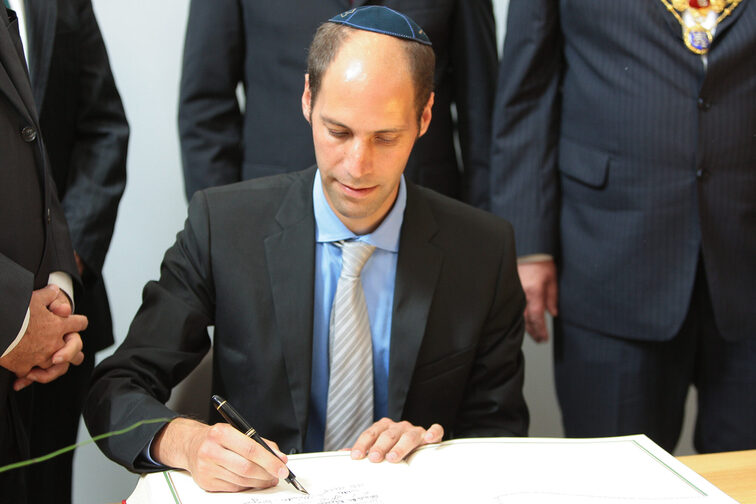 Architekt Manuel Herz przy wpisie do Złotej Księgi Miasta Moguncji 2010