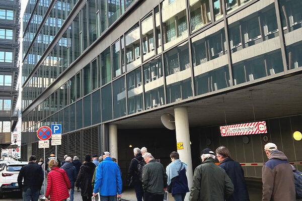 Die Gruppe vor dem Stadthaus Große Bleiche