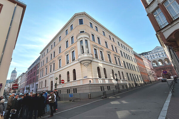Die Gruppe vor dem Haus an der Ecke Beidenbachstraße Emmerich-Josef-Straße