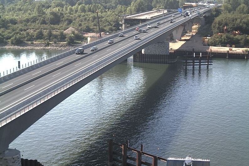 Der fertige Teil der neue Schiersteiner Brücke im Vordergrund.