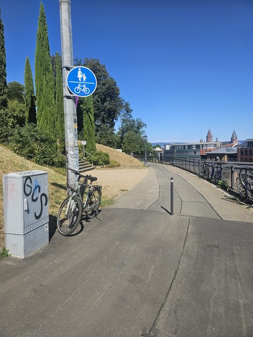 Exemple de signalisation d'une voie partagée pour piétons et cyclistes