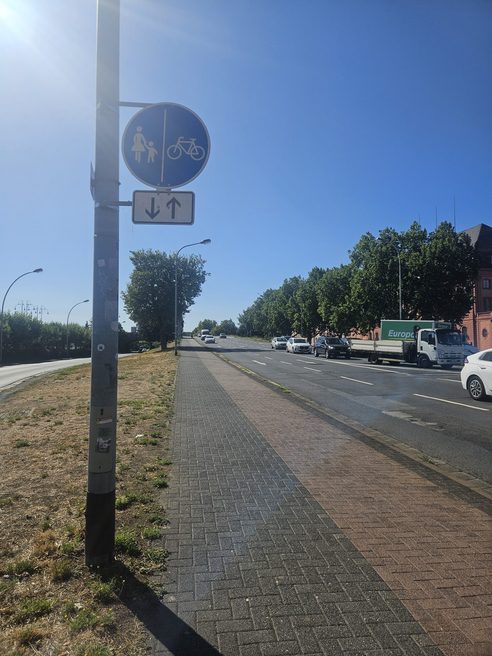 Piste cyclable et trottoir séparés