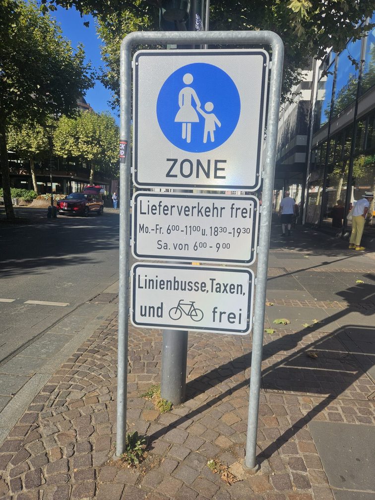 Zone piétonne : accès autorisé aux vélos