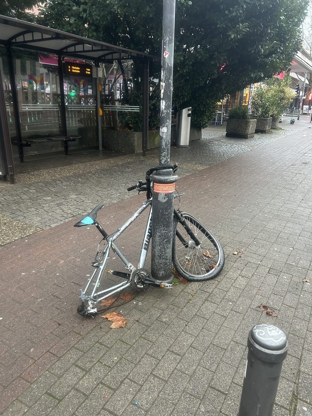 Roue de broyeur sur un lampadaire