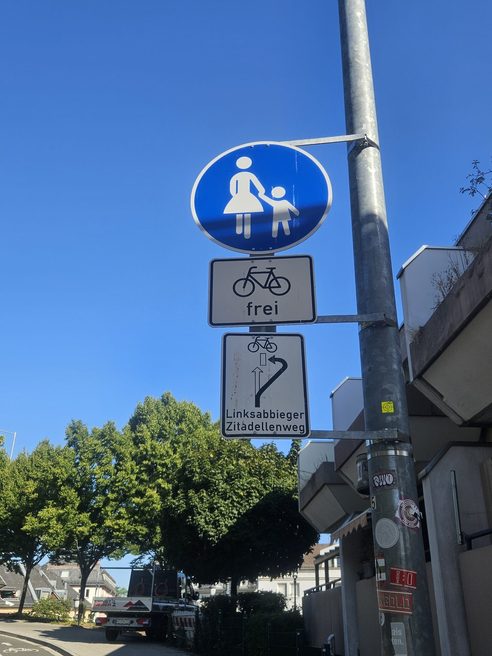 Panneau de signalisation « Virage à gauche indirect » sur le Zitadellenweg