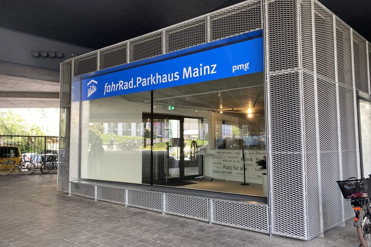 Doppelstockparker im Fahrradparkhaus