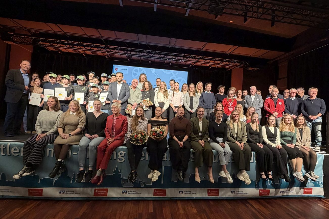 Group photo of the honored athletes