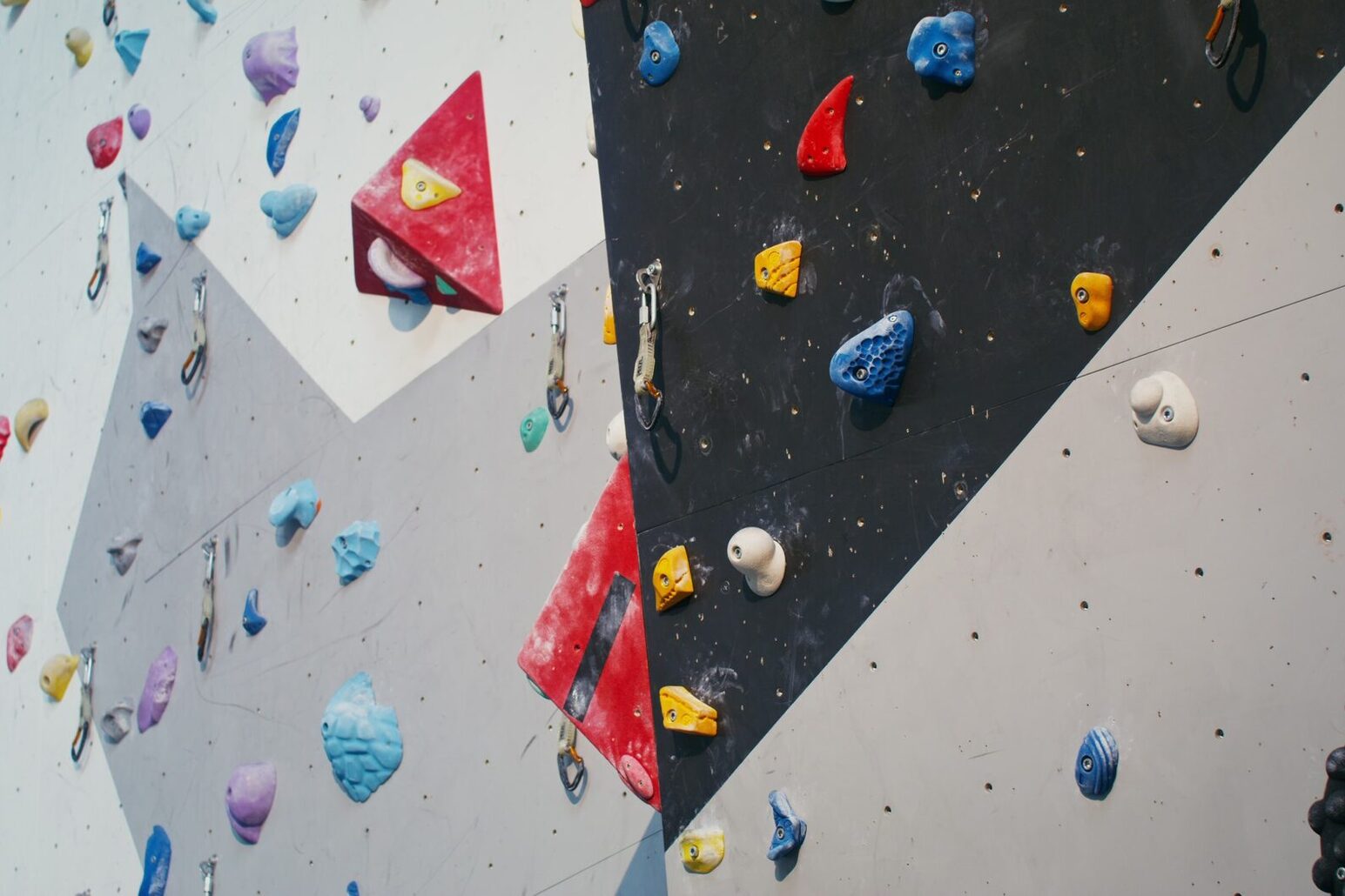 Eine Boulderwand von nahem
