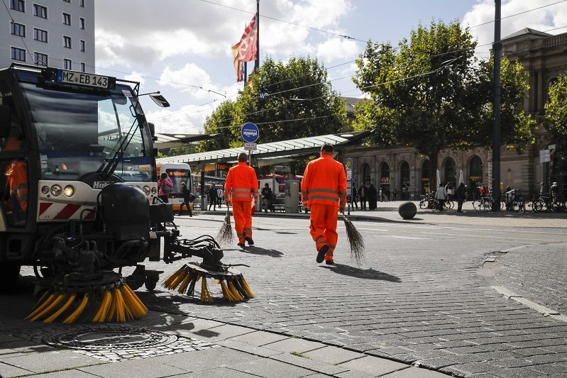Pulizia delle strade alla stazione centrale di Magonza