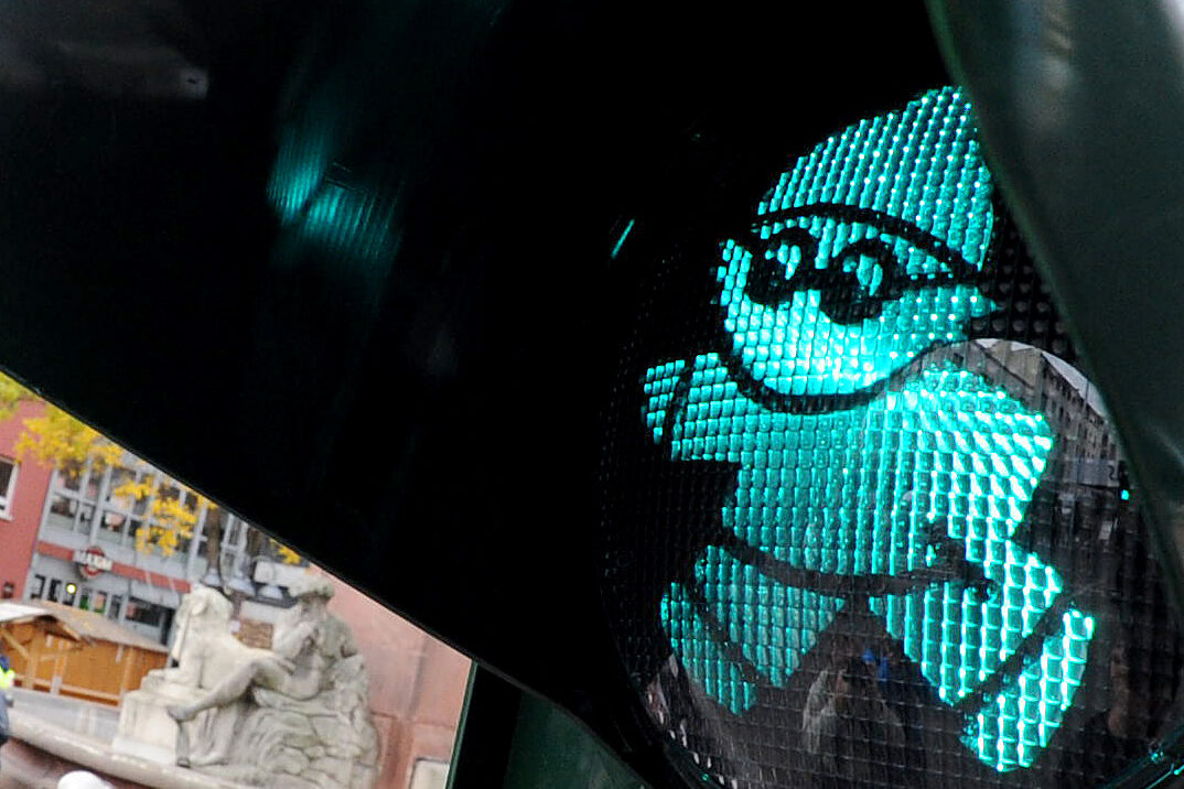 Grün leuchtendes Mainzelmännchen Det auf einer Ampel