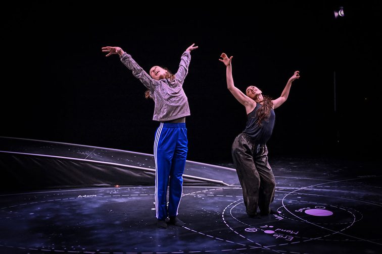 Zwei  Tänzerinnen während des Tanztheaterstücks "Sky Night"