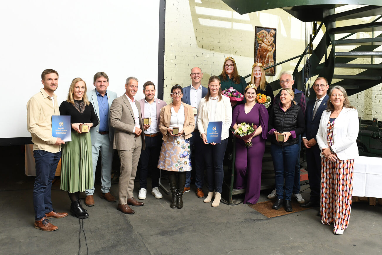 Preisträger:innen 2026 mit ihren Awards und Urkunden