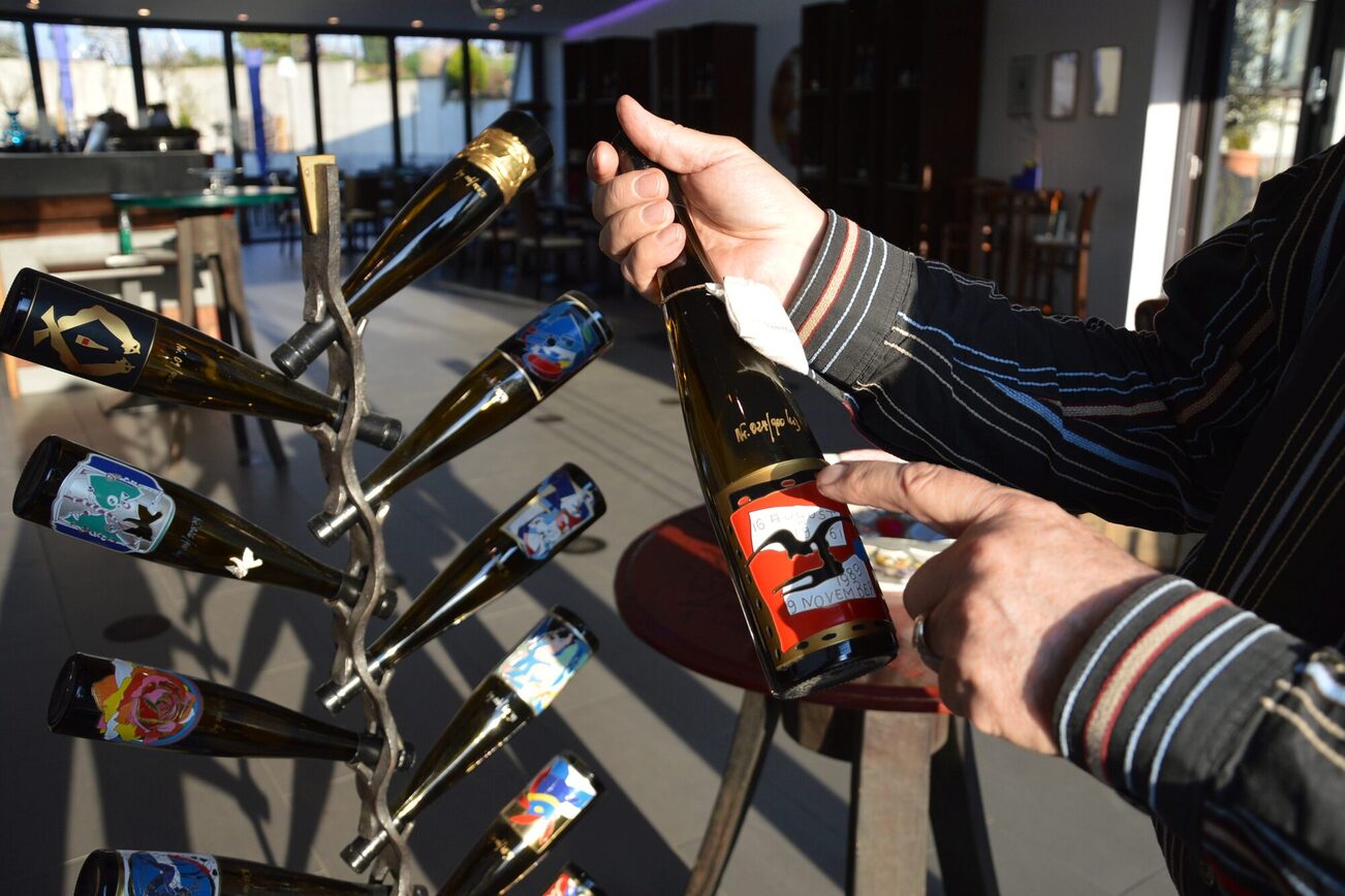 Weinetiketten vor Weinlounge