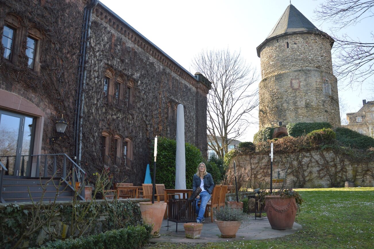 Eva Eppard im schönen Garten des Restaurants Kupferberg