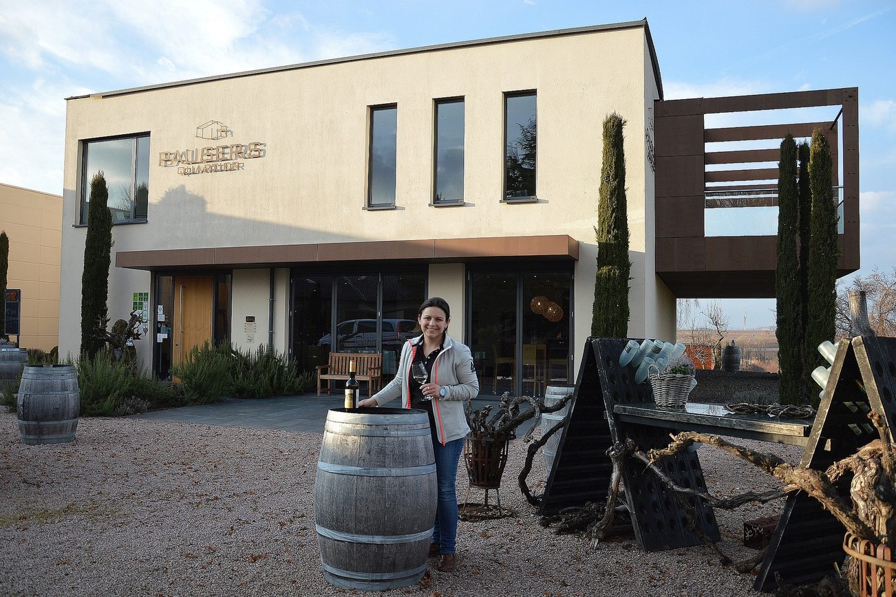Eva Pauser vinotheque'in önünde
