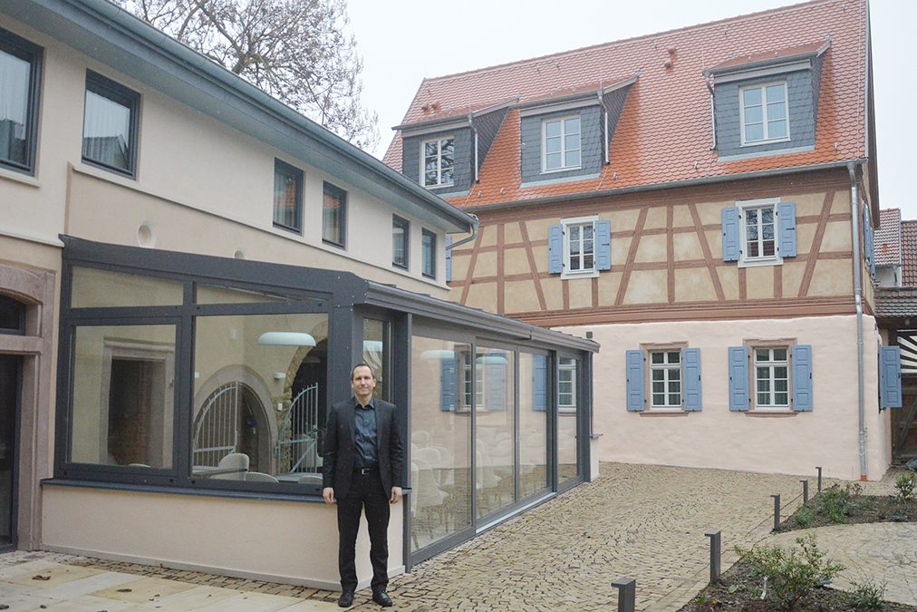 Stefan Spies dans la cour de l'hôtel