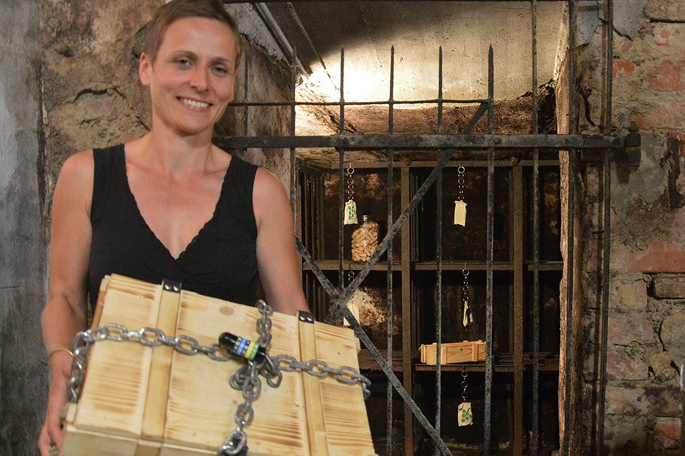 Donna con scatola di legno in braccio