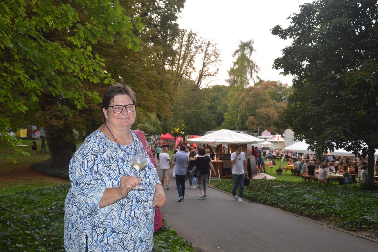 Femme avec un verre de vin sur le marché du vin
