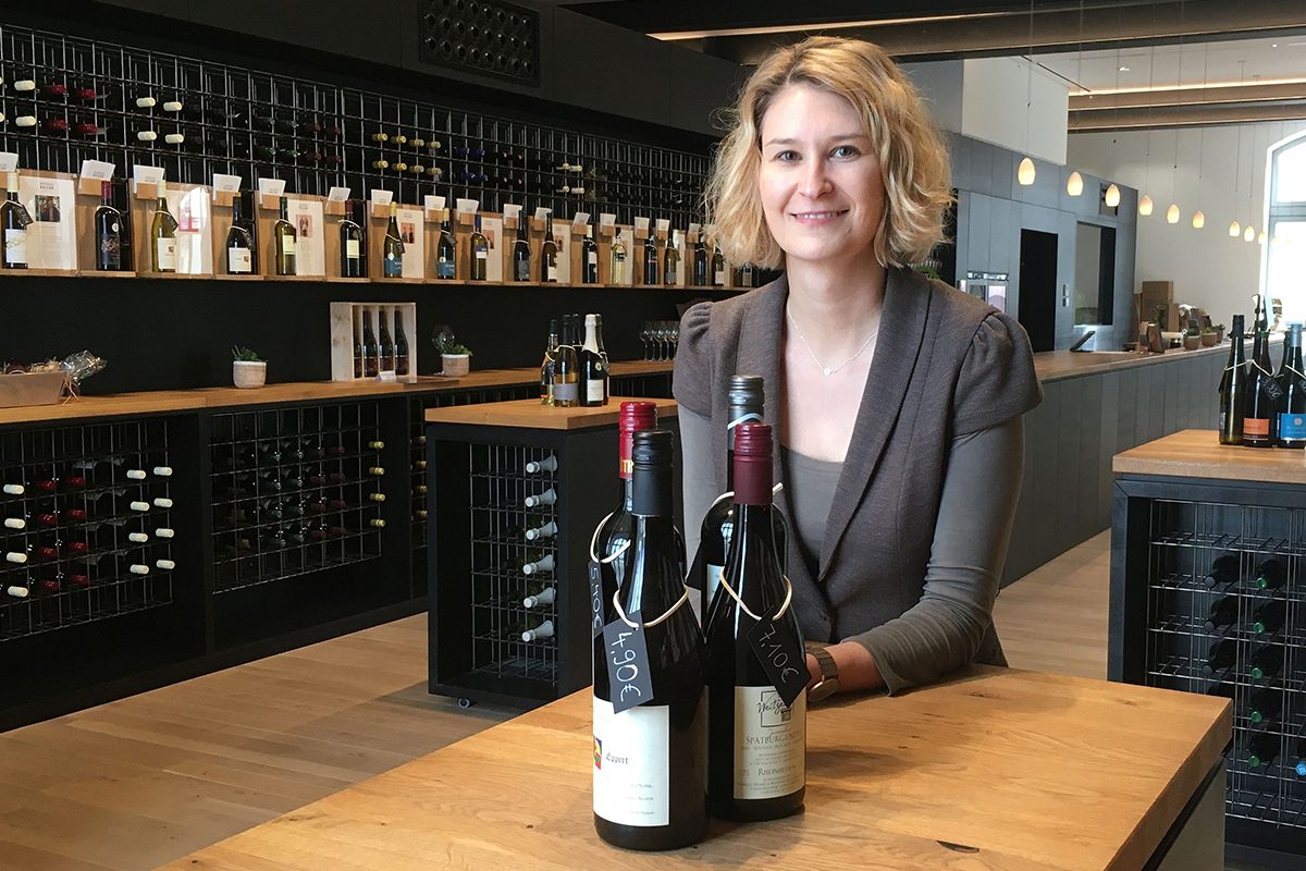 Katharina Ferch dans la vinothèque