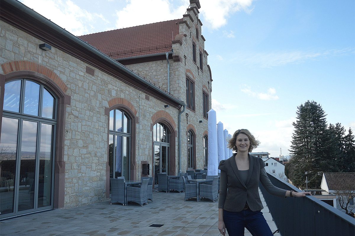 Katharina Ferch sur la terrasse de la cave des vignerons.