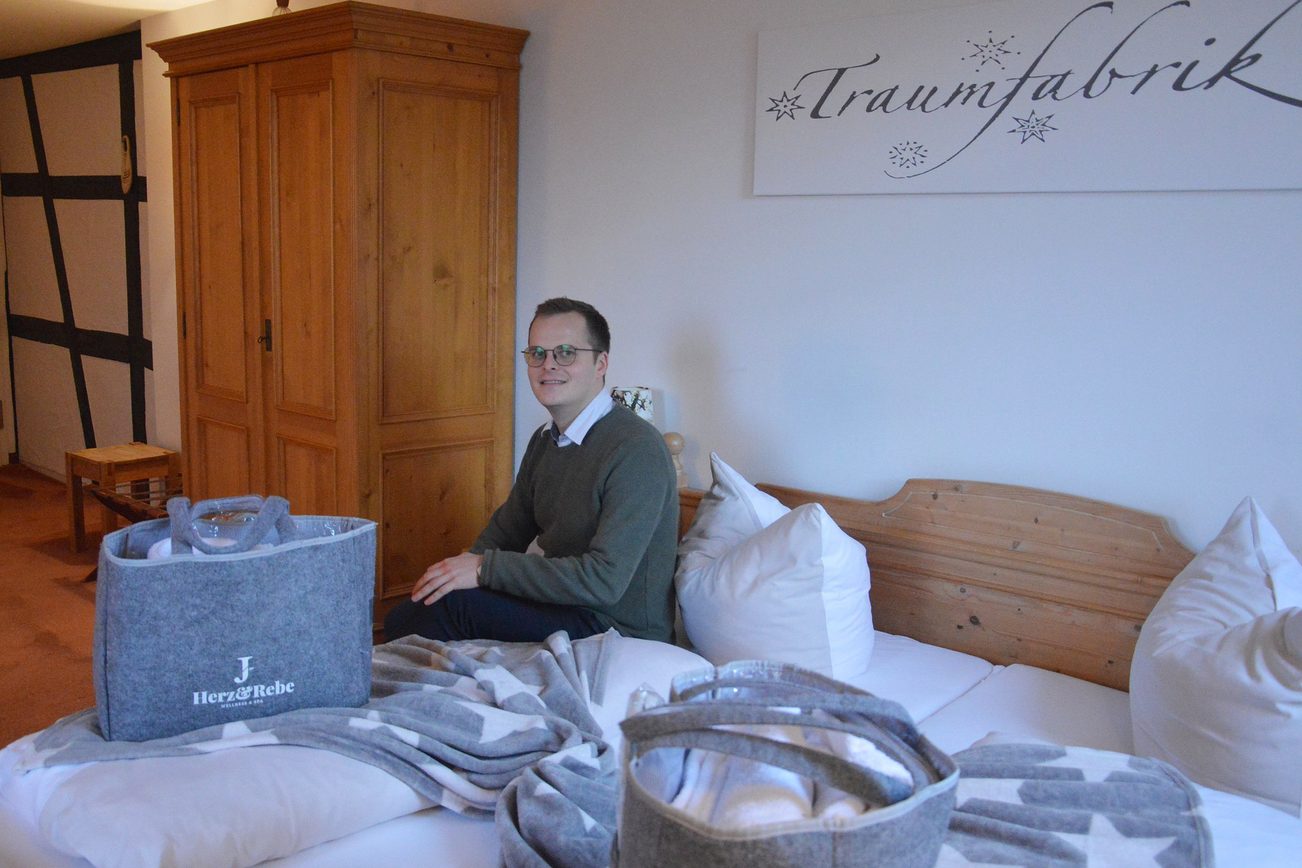Niclas Jordan in una delle camere d'albergo