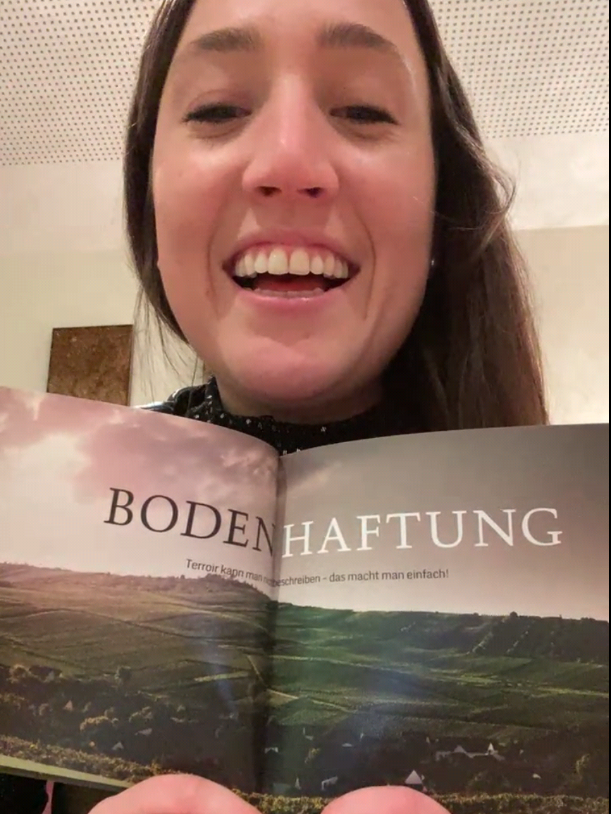 Victoria Bretz mit einem Buch