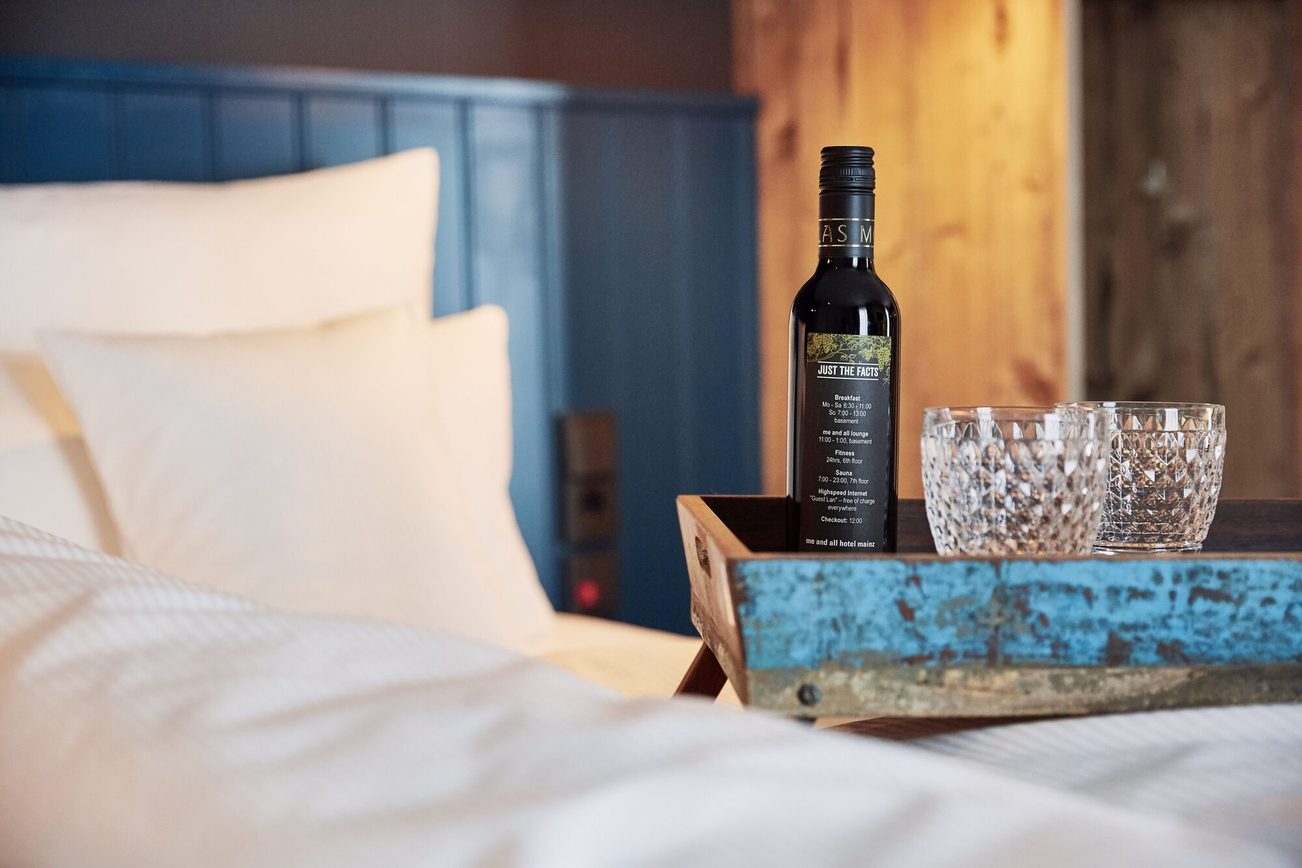 Bottiglia di vino in una camera d'albergo