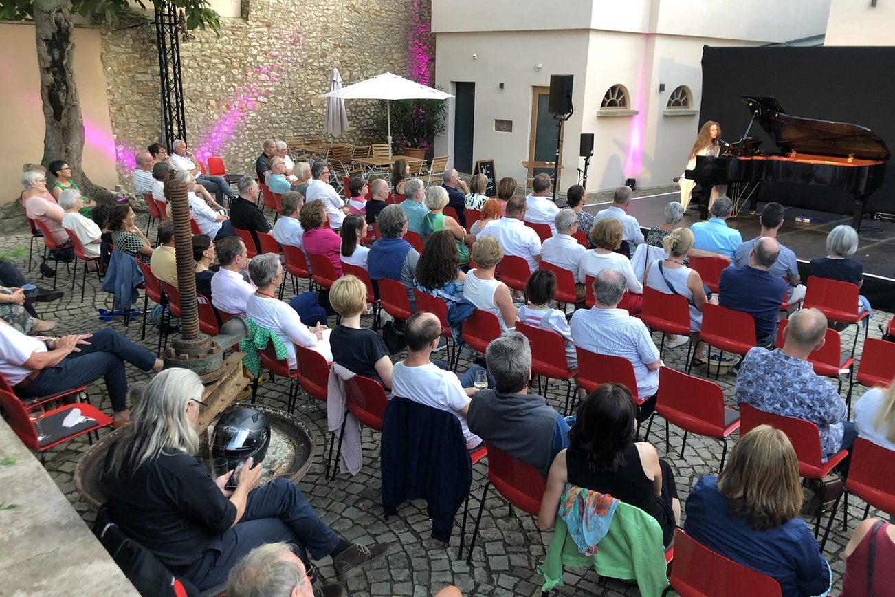 All'aperto nel cortile storico di GUT LEBEN am Morstein