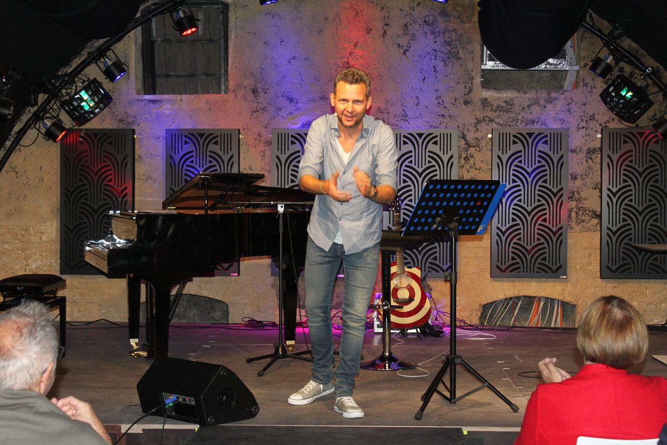 Tobias Mann sul palco di GUT LEBEN am Morstein