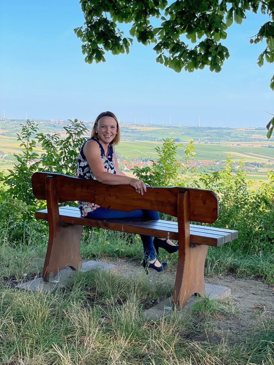Jennifer Fruet siede su una panchina con vista sulla valle