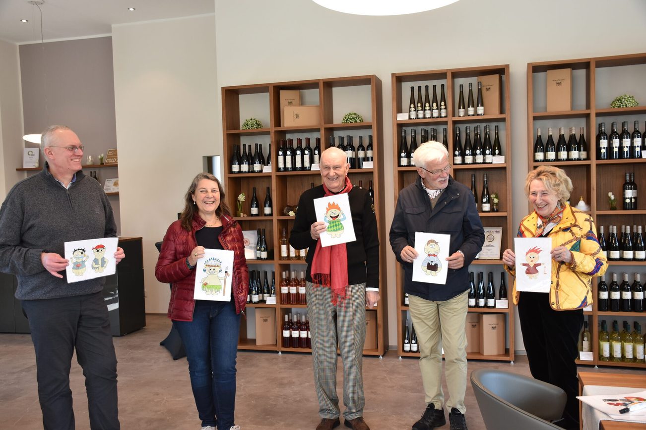 Cinque persone con caricature nella vinoteca della cantina Paulinenhof