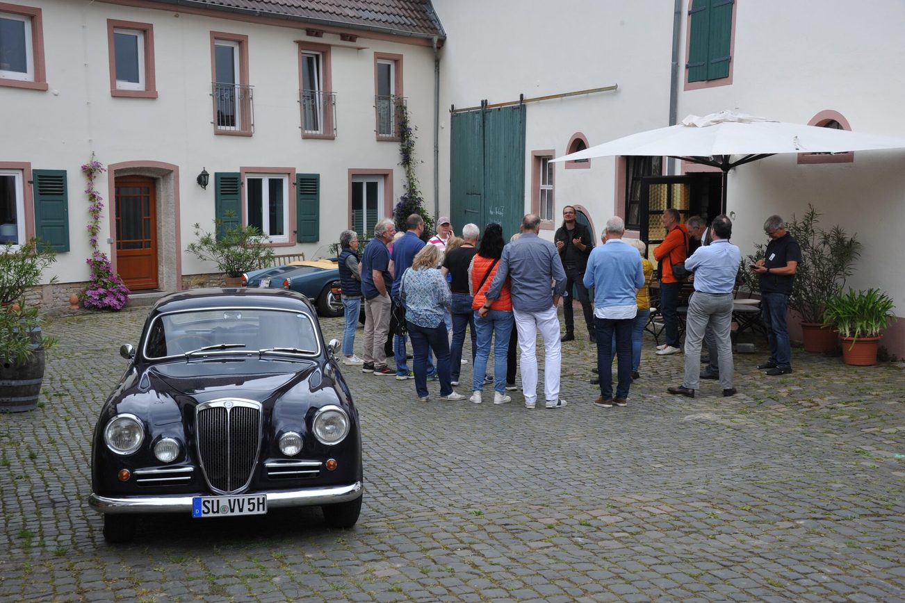 Persone davanti alle auto d'epoca