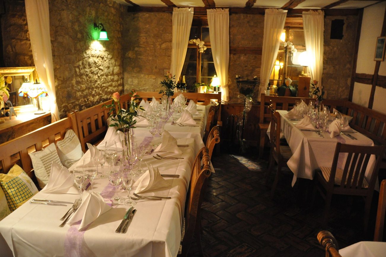 Tables dressées dans une ambiance de soirée dans les bars à vin de Zornheim