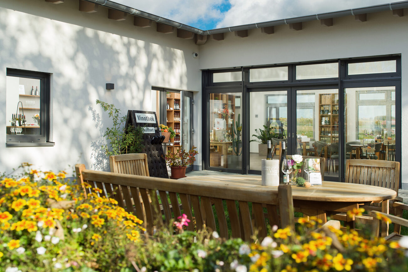 Der imposante Garten des Weinguts.