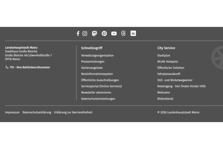 Screenshot der Fußzeile mit Social-Media-Icons, Adresse, Schnellzugriff, City Service, Impressum, Datenschutzerklärung und Erklärung zur Barrierefreiheit