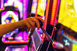 Hebel eines Spielautomats im Casino © AdobeStock Tomas Zajda