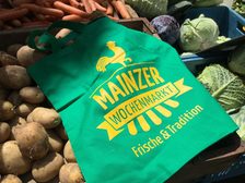 Einkaufsbeutel aus Stoff mit dem Logo des Mainzer Wochenmarkts.