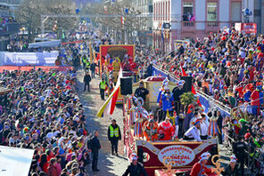 Verkleidete Närrin mit Weinreben &copy; Martina Pipprich