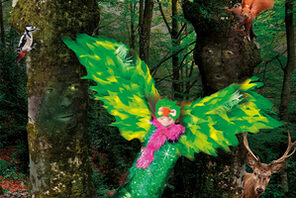 Ein Mensch verkleidet als Vogel im Wald zwischen Waldtieren &copy; WishMopTheater