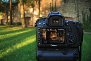 Kamera fotografiert eine Bank © Kurt Bouda auf Pixabay