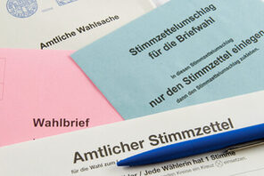 Ein amtlicher Stimmzettel, Wahlbriefg, Stimmzettelumschlag zur Briefwahl &copy; AdobeStock