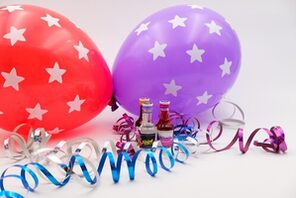 Schnaps, Luftballons und Luftschlangen &copy; Pixabay