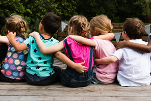 Kinder, die zusammen sitzen © AdobeStock Rawpixel
