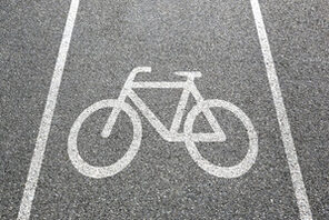 Fahrradweg,gekennzeichnet durch ein aufgemaltes Rad auf der Straße. © AdobeStock Syda Production