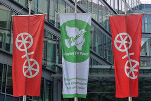 Flagge der Mayors for Peace am Stadthaus Große Bleiche © Landeshauptstadt Mainz