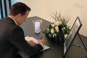 OB Haase trägt sich in das Kondolenzbuch ein &copy; Landeshauptstadt Mainz